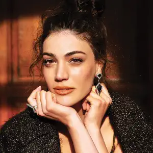 Ivi Adamou