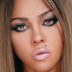Lil' Kim - Lighters Up