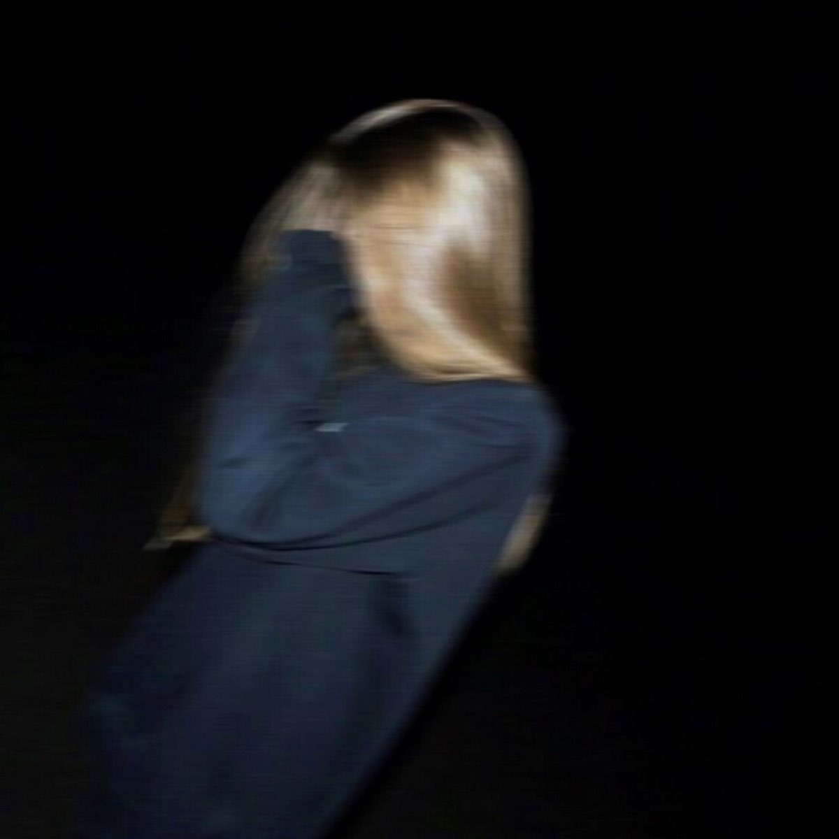 Фото девушки на аву без лица в темноте