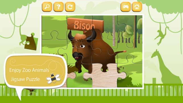 學習動物園動物拼圖遊戲的孩子
