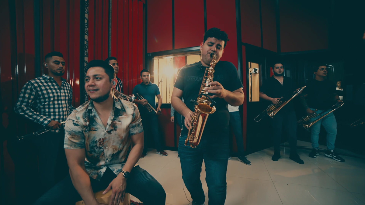Simplemente Gracias (En Vivo Desde El Estudio Andaluz Music) by Calibre 50.