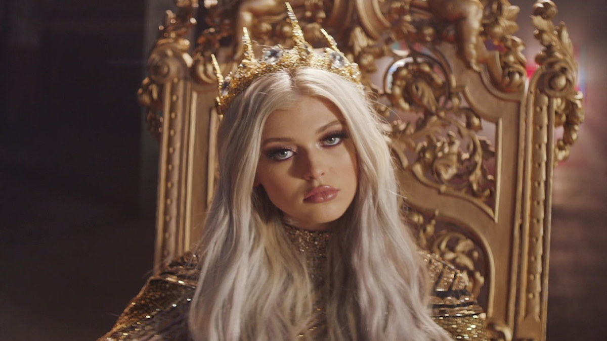 Queen loren gray. Gray Queen. Слушать Queen Loren Gray. Queen песня Loren Gray. Ваша светлость 187.