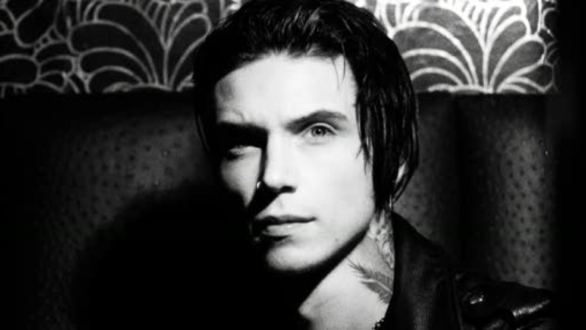 Look black песня. Энди Бирсак Ribcage. The Shadow Side Энди Бирсак. Andy Black. Black pruufпевец.