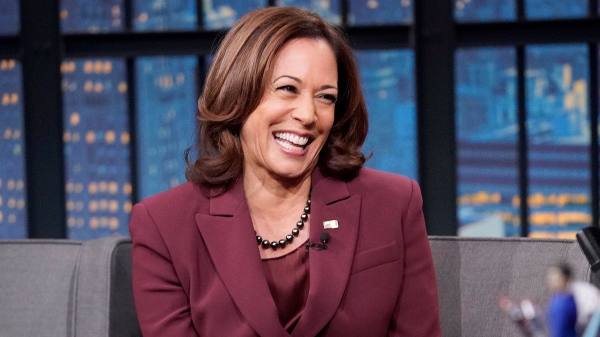 Kamala Harris; Geena Davis; Elena Bonomo - Late Night with Seth Meyers ...